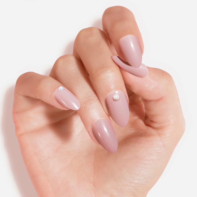 Unghie bellissime, unghie a mandorla, smalto rosa chiaro, decorazione manicure con perle