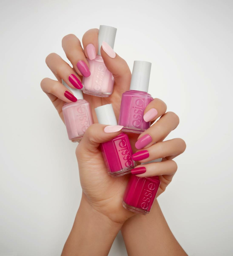 Bottiglietta smalto Essie, mani donna, unghie colorate di rosa, smalto rosa cipria