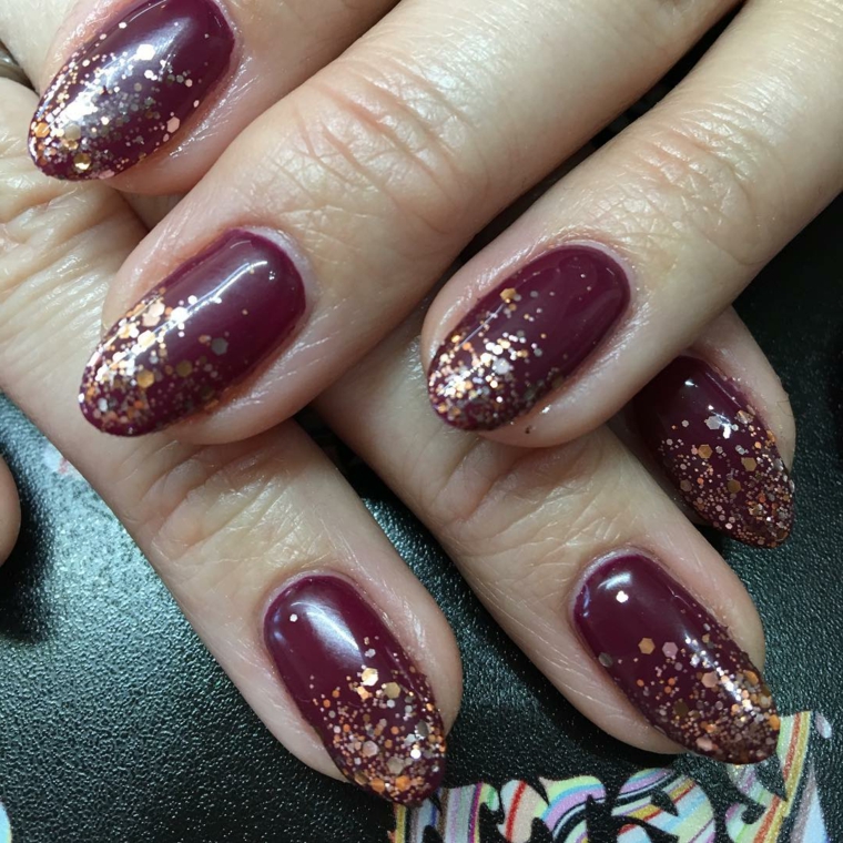 Come fare le unghie a mandorla, idea per uno smalto bordeaux con glitter color oro 