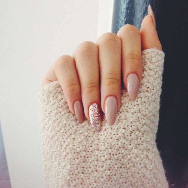 Unghie a mandorla, smalto vernice di color pelle con un accent nail glitterato sul dito anulare 