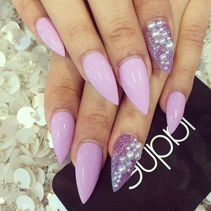 unghie-a-punta-colore-viola-chiaro-accent-nail-base-smalto-glitter-brillantini-incollati