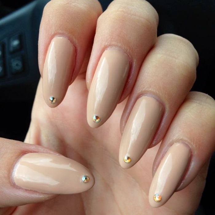 come-fare-le-unghie-stiletto-colore-beige-brillantino-ogni-unghia-idea-originale-nail-art