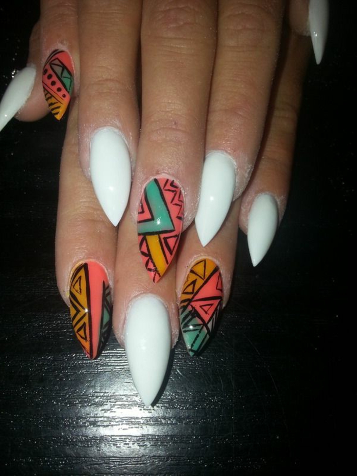 unghie-decorate-diversi-colori-forma-stiletto-smalto-bianco-accent-nail-multi-colore