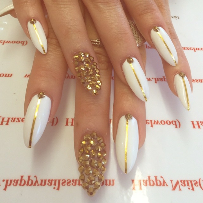 unghie-mandorla-smalto-base-bianca-accent-nail-brillantini-colore-oro-strisce-puntini-oro