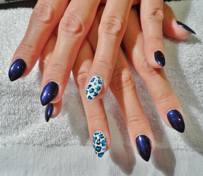 unghie-mandorla-corte-finto-stiletto-colore-vivace-blu-accent-nail-bae-bianca-macchie-blu