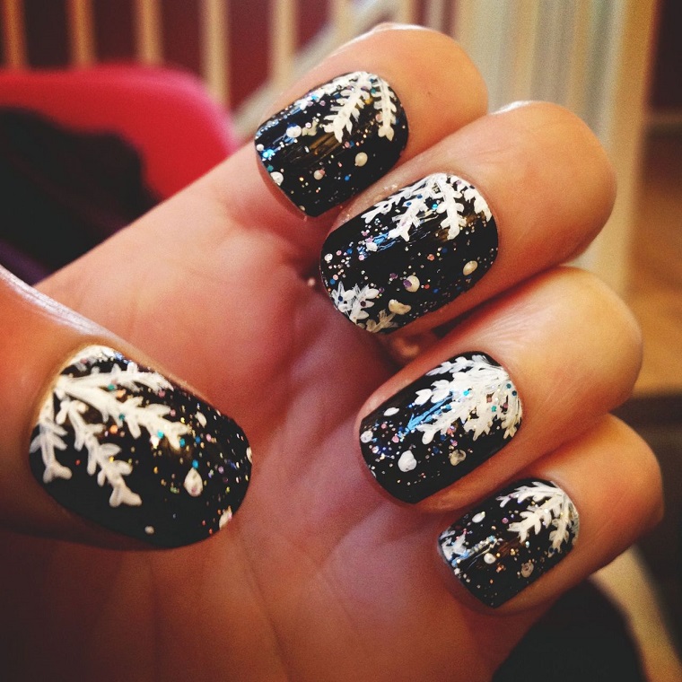 Christmas-nails-black-white-decorations