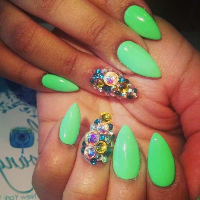 smalto-gel-verde-chiaro-accent-nail-anulare-brillantini-forma-stiletto-corto