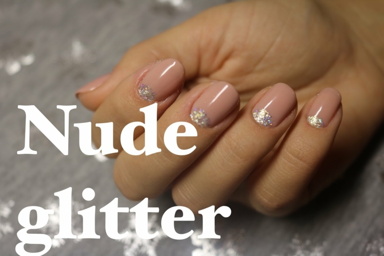 idea fai da te facile da realizzare per una nail art naturale con smalto color carne e glitter