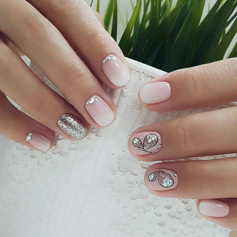 nail art con unghie gel color carne brillante, anulare e decorazioni argentate