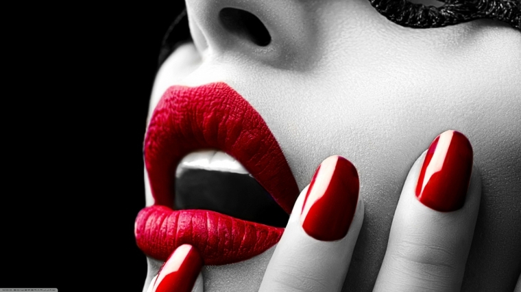 smalto rosso, una manicure sexy e molto femminile abbinata al rossetto