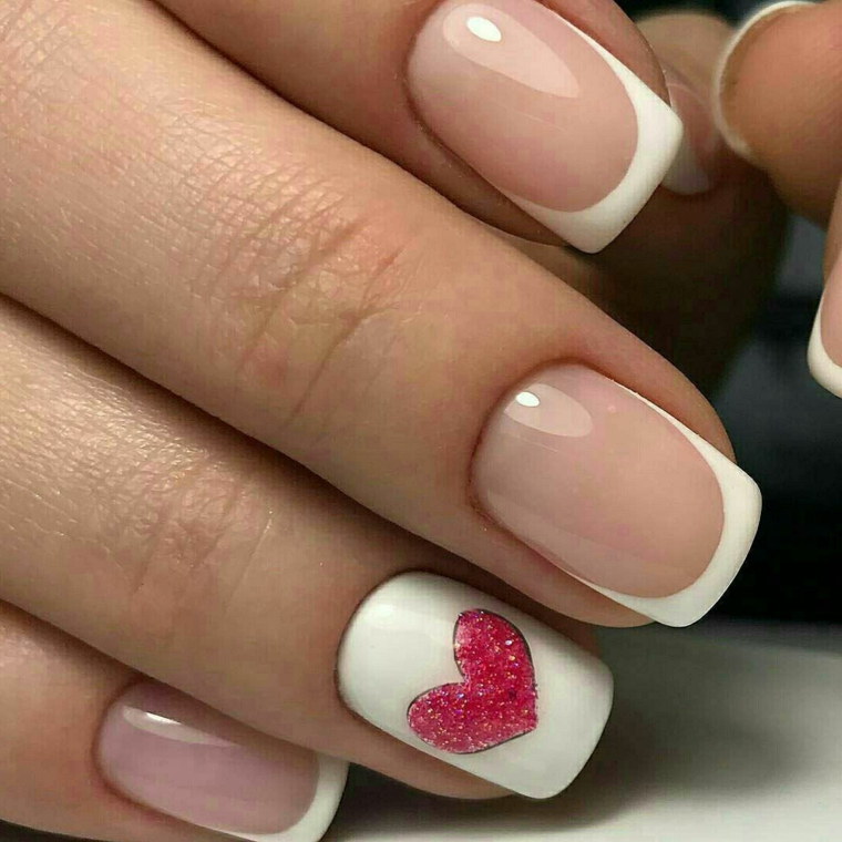 una proposta per unghie gel french con la particolarità dell'anulare bianco con un cuore rosso