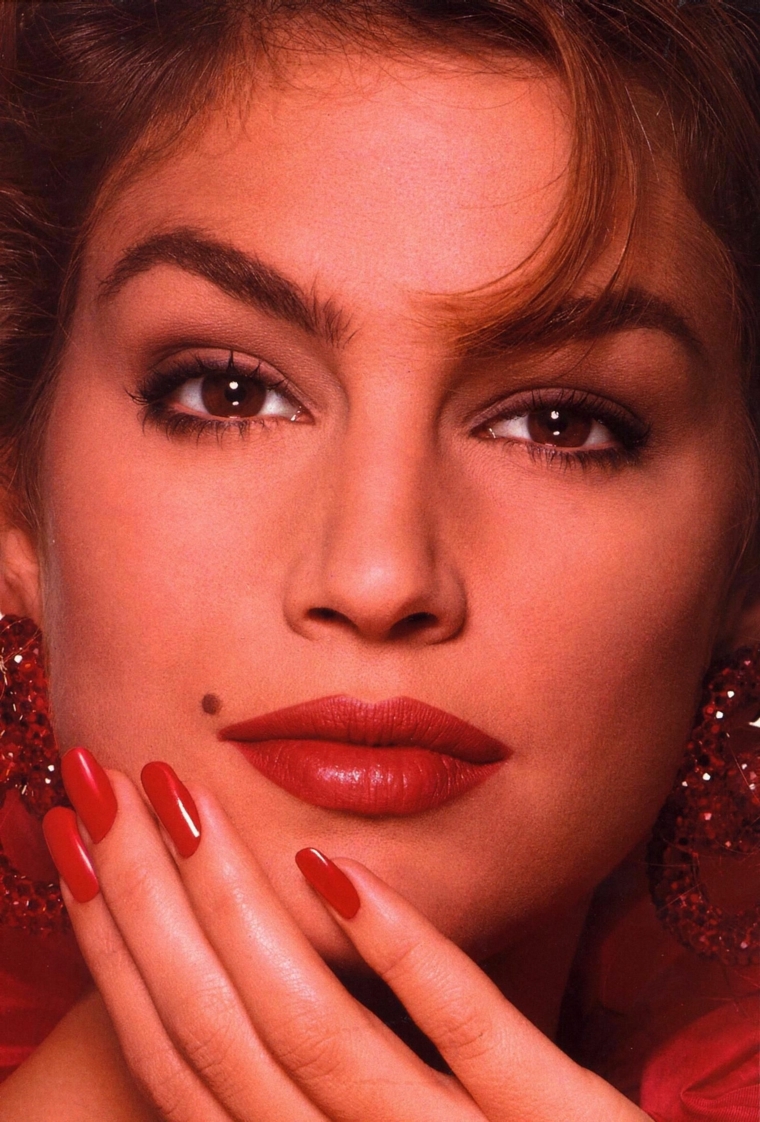 smalto color rosso scuro con finitura lucida, la scelta di cindy crawford