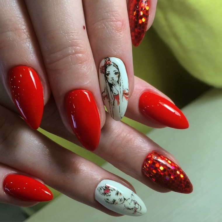 una proposta di manicure giovanile e alla moda con smalto rosso, decorazioni e glitter