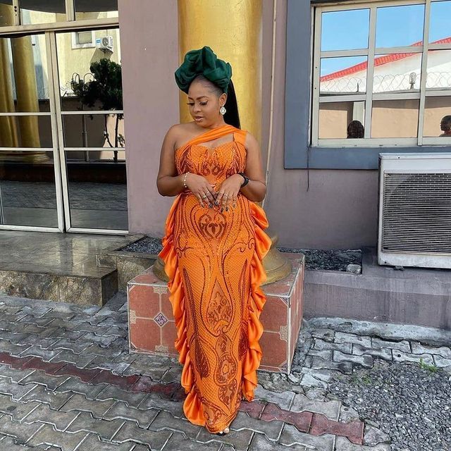 Ladies, Check Out These Stunning Asoebi Styles You Can Rock To Any Occasion (14)